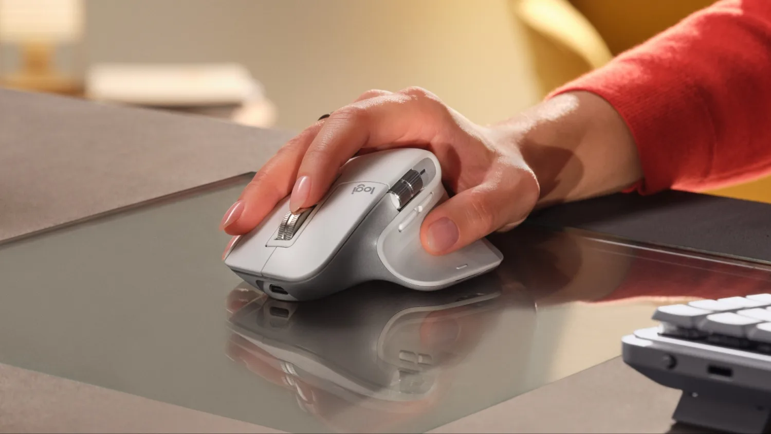 Une personne utilisant la souris Logitech MX Master 3S pour Mac sur un bureau.