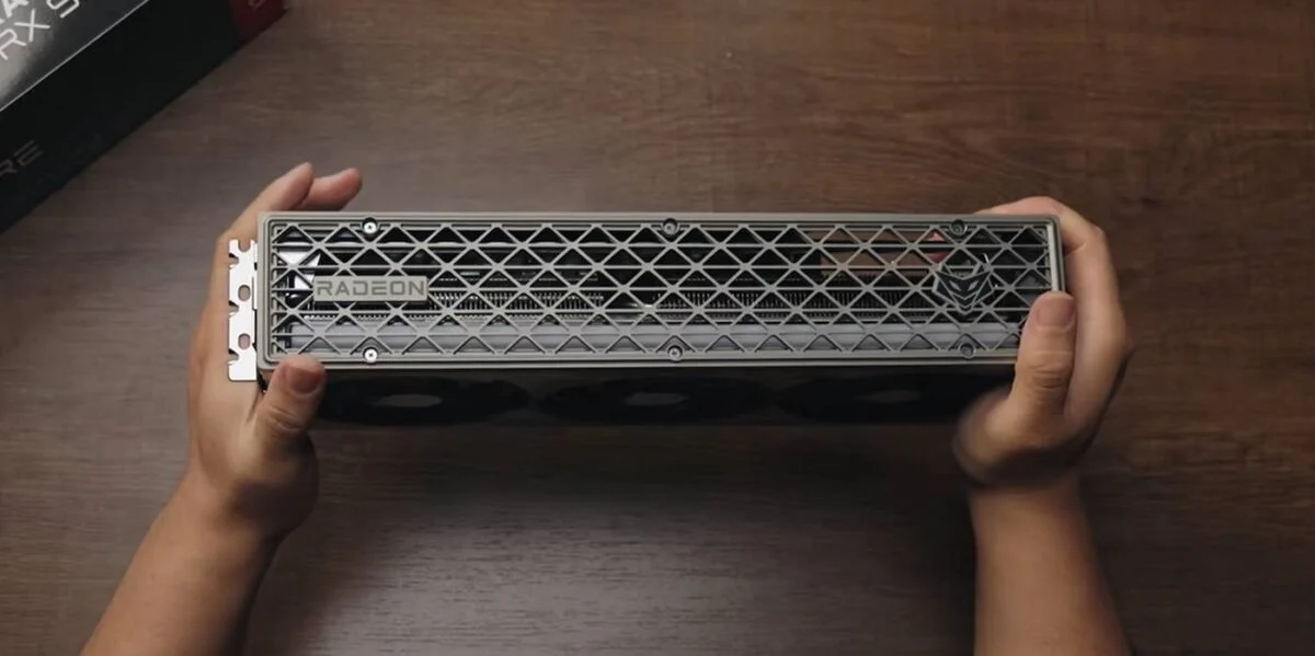 Sapphire RX 9070 XT Phantom Link - side.