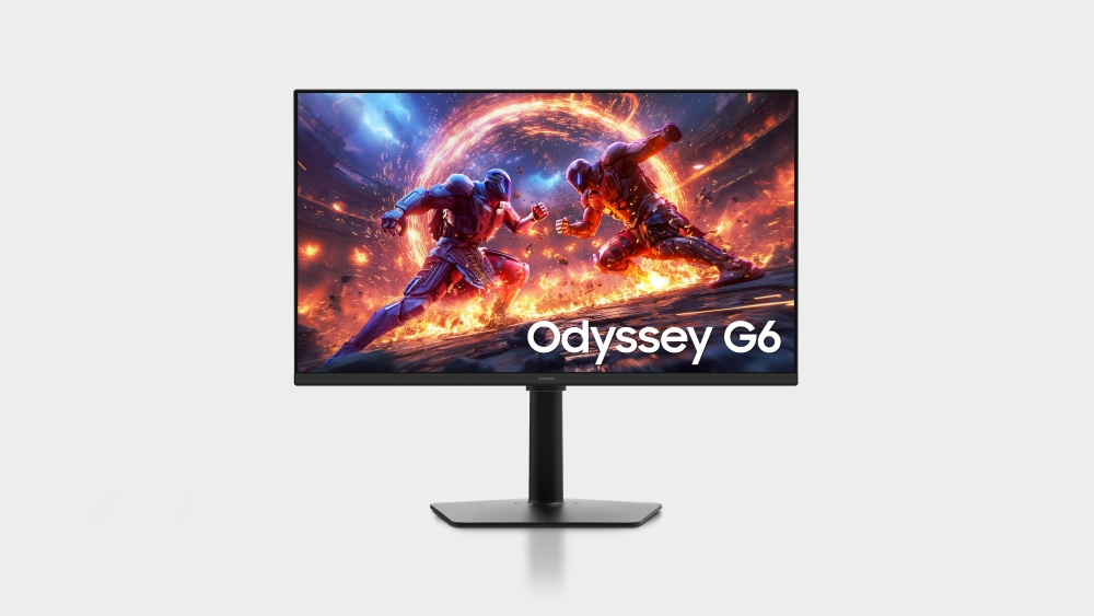 Un moniteur Samsung Odyssey G6 affichant deux guerriers futuristes se battant sur un fond enflammé.