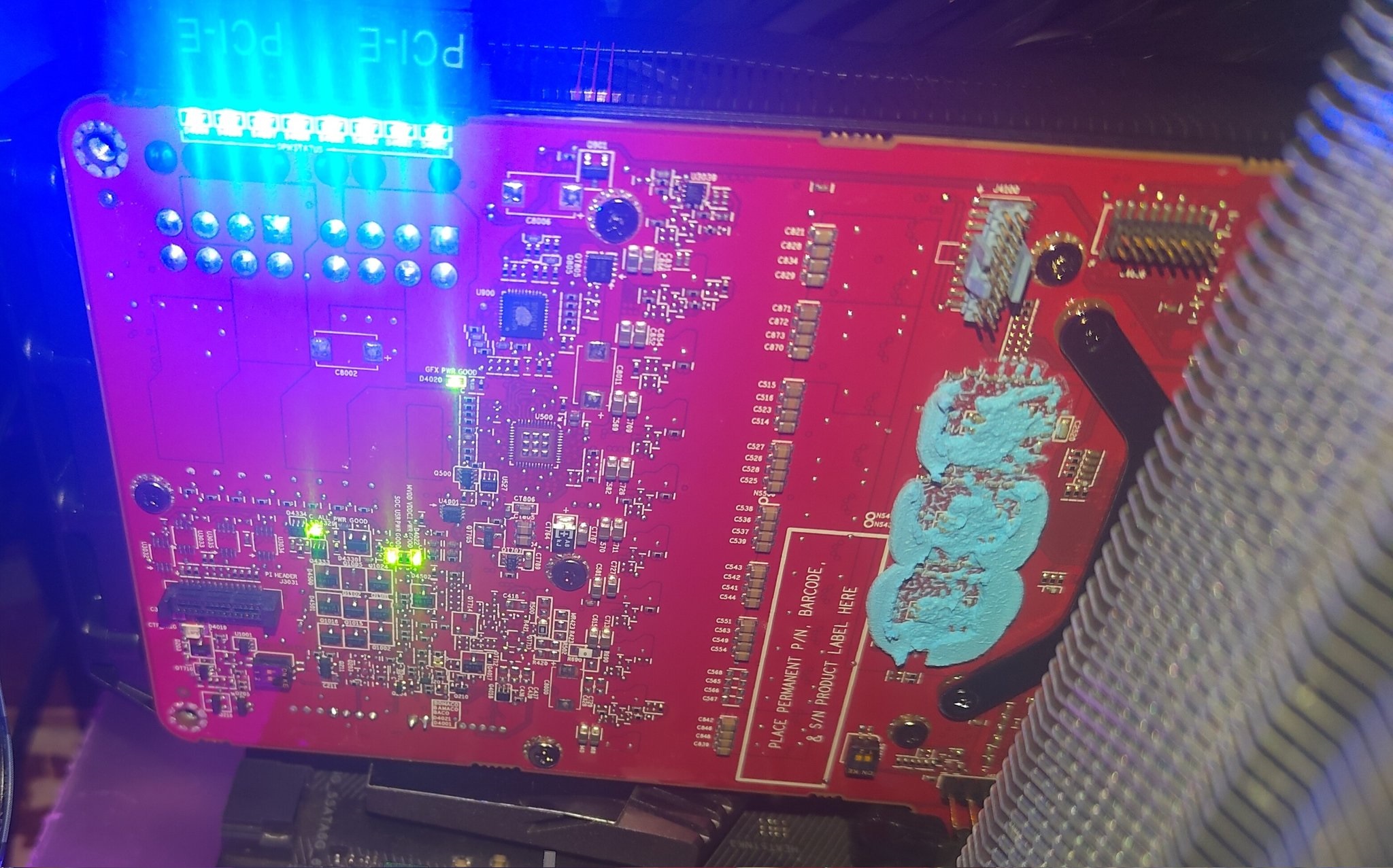 L'arrière d'une carte graphique GFX PW6000 avec pâte thermique bleue.