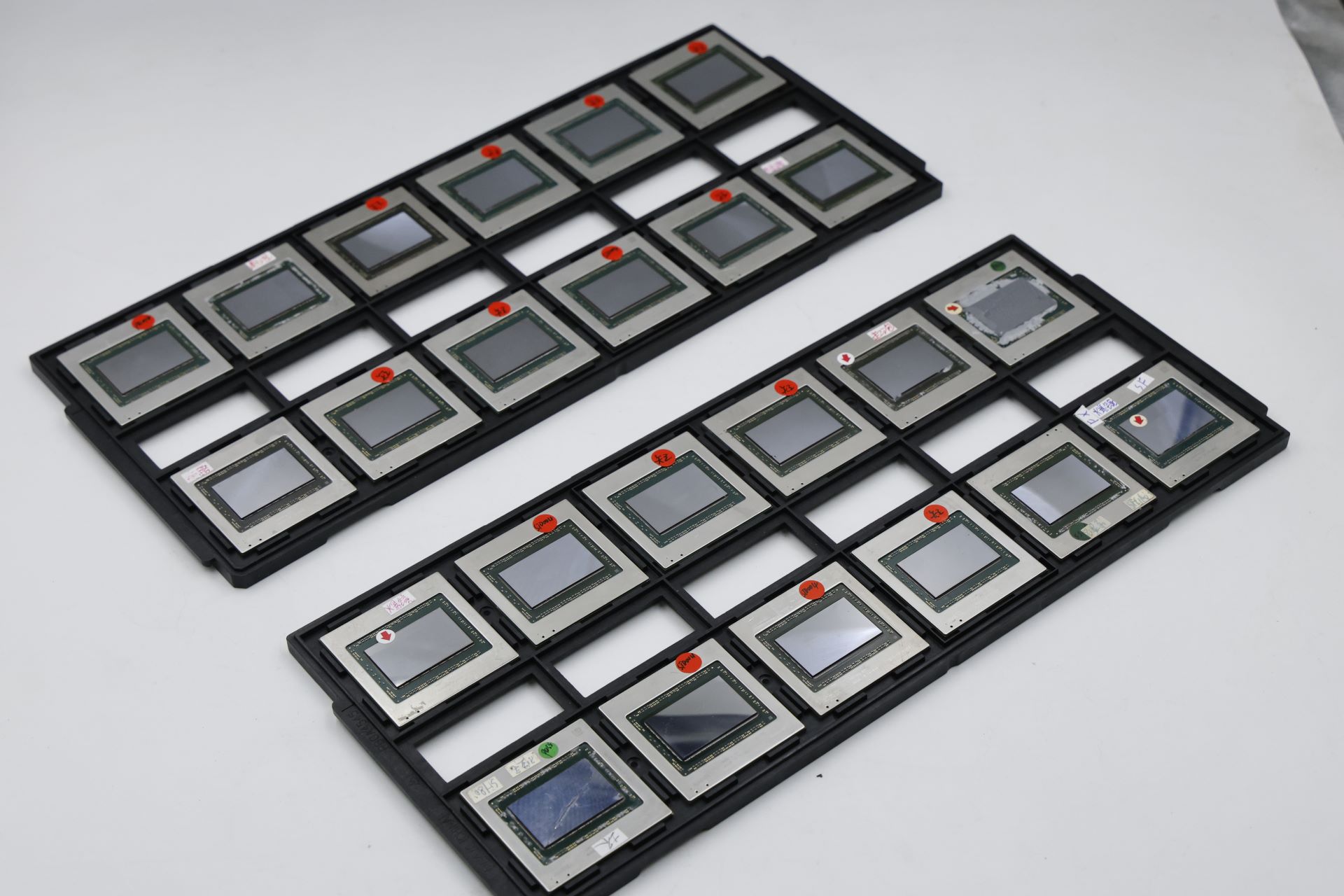 Plateaux de puces semi-conductrices non identifiées.