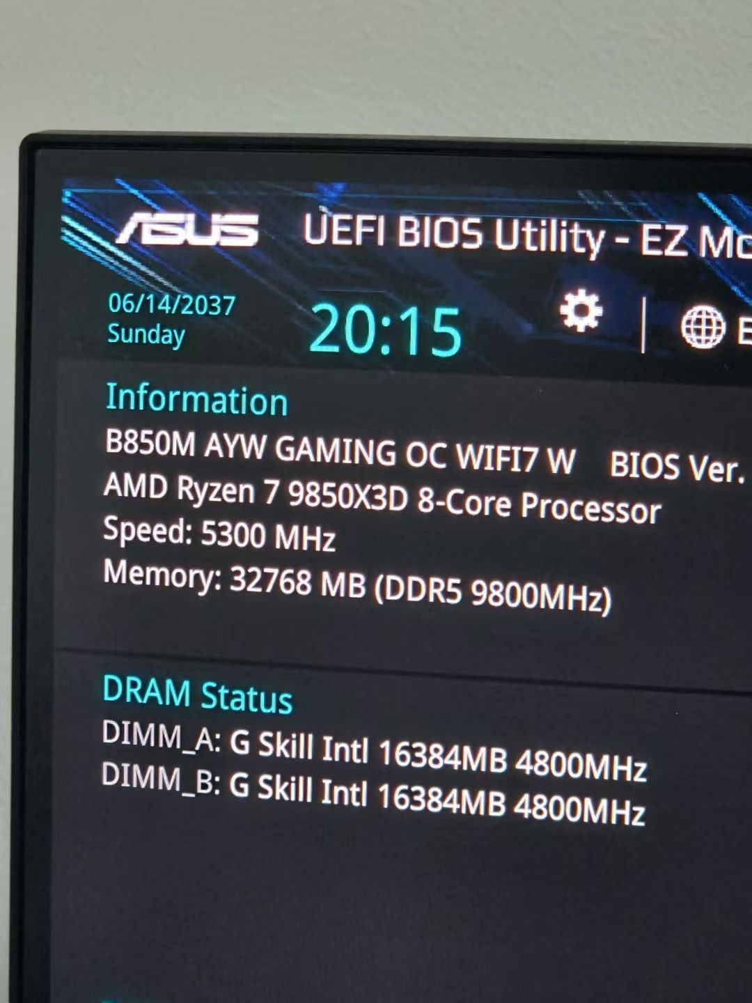 Capture d'écran de l'ASUS UEFI BIOS montrant les détails de la carte mère B850M AYW GAMING OC WIFI7 W et du processeur AMD Ryzen 7 9850X3D fonctionnant à 5300 MHz, avec 32768 Mo de RAM DDR5 à 9800 MHz.