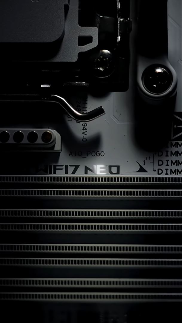 Gros plan sur une carte mère avec le texte 'Wi-Fi 7 NEO' visible à côté de plusieurs emplacements DIMM.