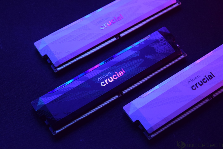 Modules de mémoire DDR5 Micron Crucial dans un éclairage violet.