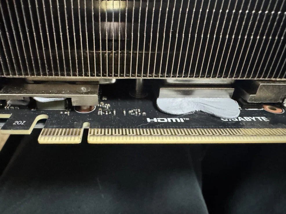 Fuite de pâte thermique du radiateur de Gigabyte Aorus GeForce RTX 5080 Master.