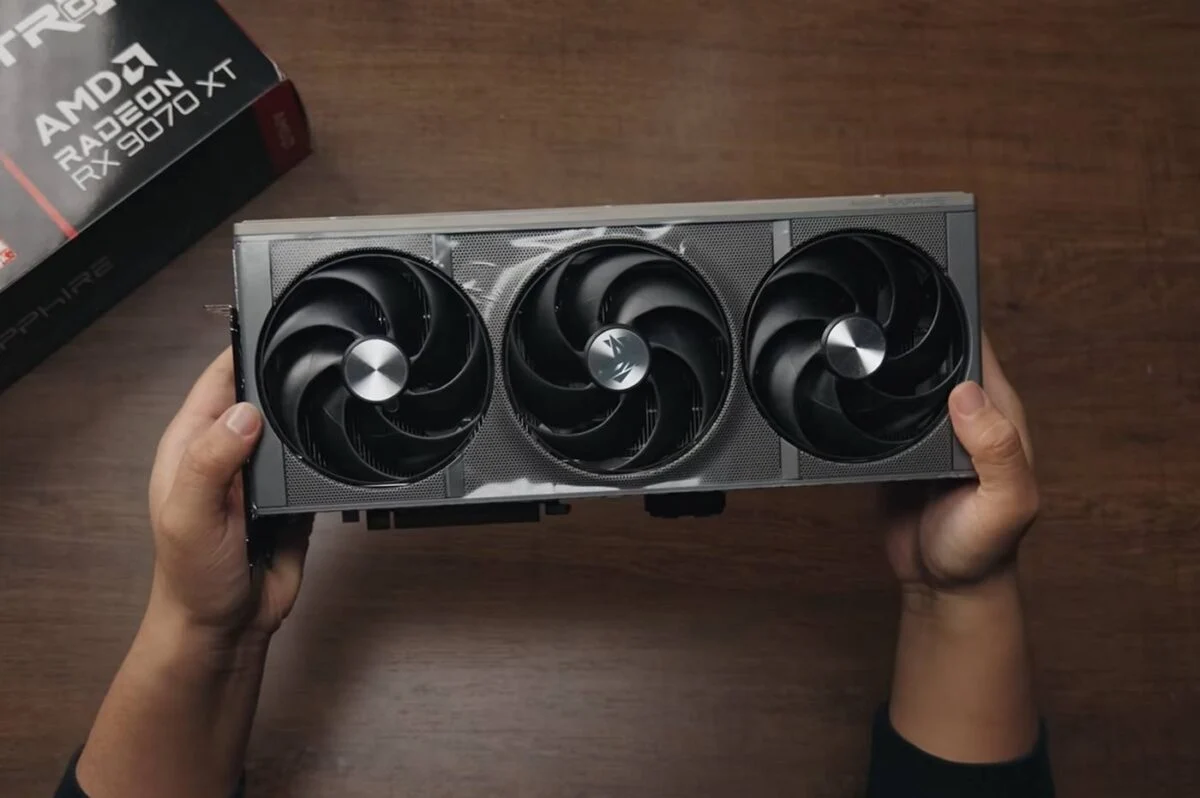 Sapphire RX 9070 XT Phantom Link - front.