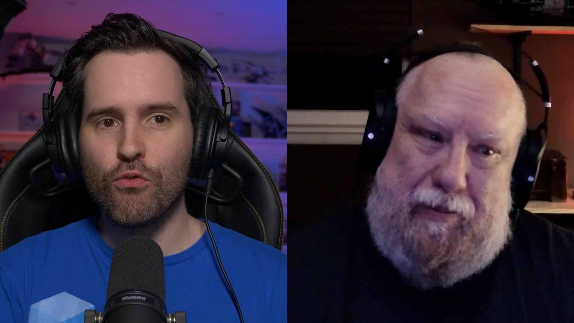 Deux personnes sur un appel vidéo, portant des écouteurs dans une pièce faiblement éclairée.