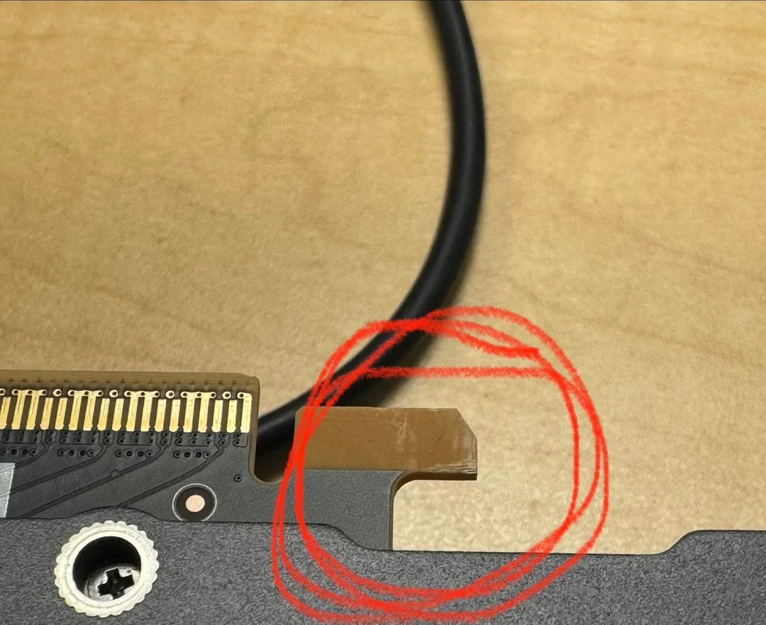 Détail d'un connecteur PCIe endommagé avec un cercle rouge pour souligner le problème.
