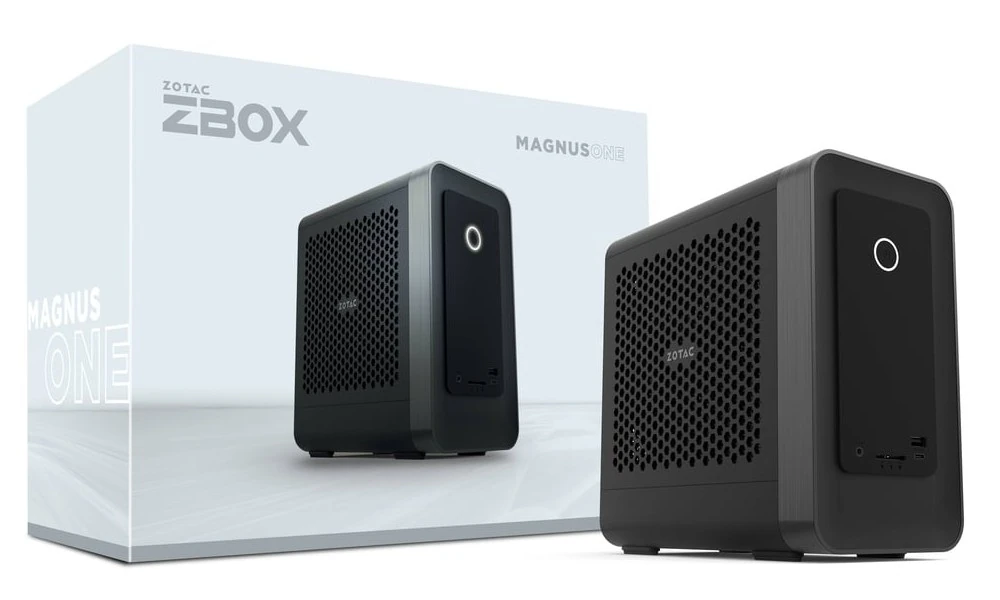 Un mini PC Zotac ZBOX Magnus One présenté devant son emballage.