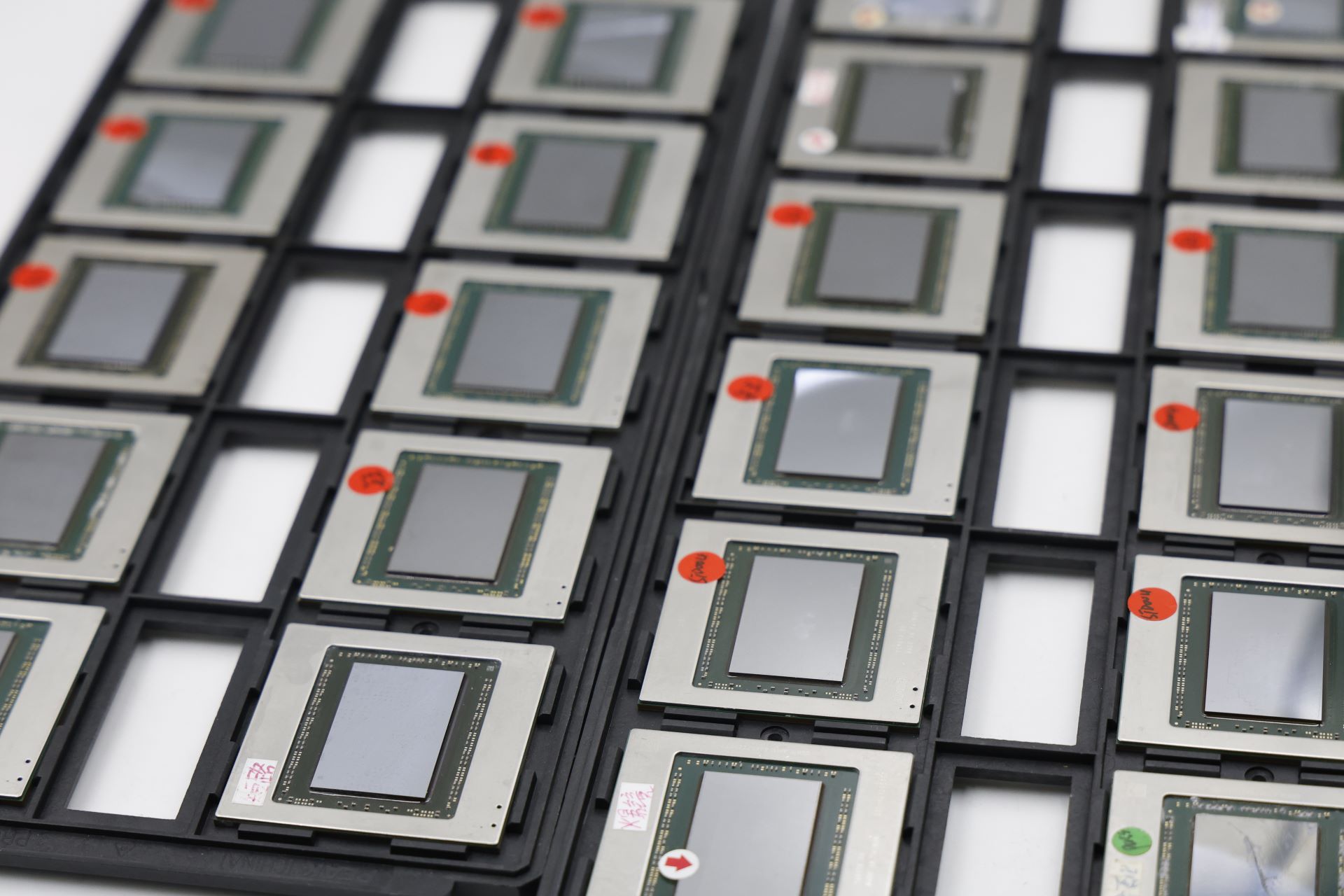 Plateau de processeurs informatiques non identifiés.