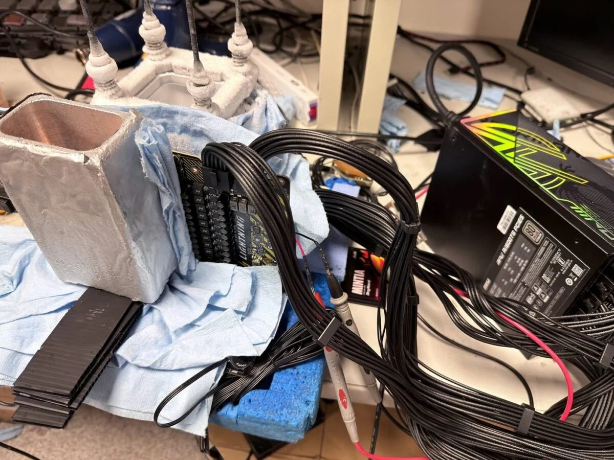 MSI RTX 5090 Lightning - power cables.