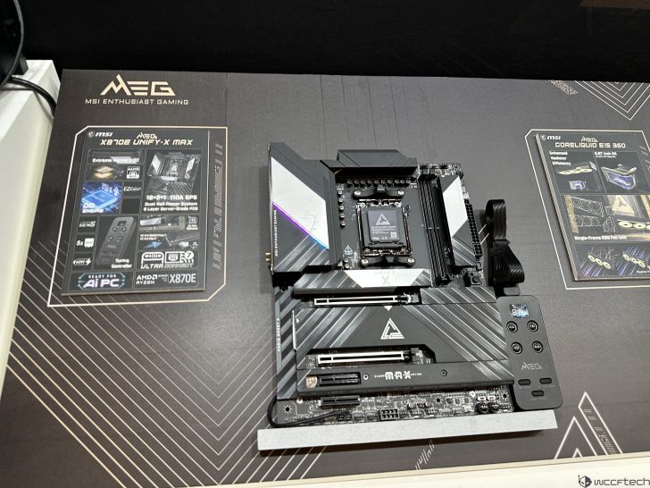 Carte mère MSI MEG X670E UNIFY-X MAX exposée avec brochures promotionnelles.