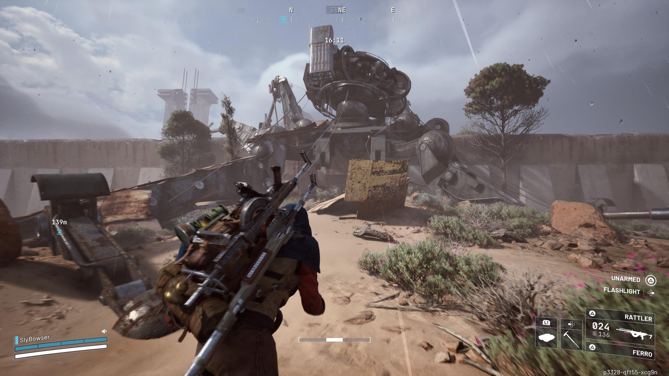 Un personnage du jeu 'Synced' approche une structure mécanique.