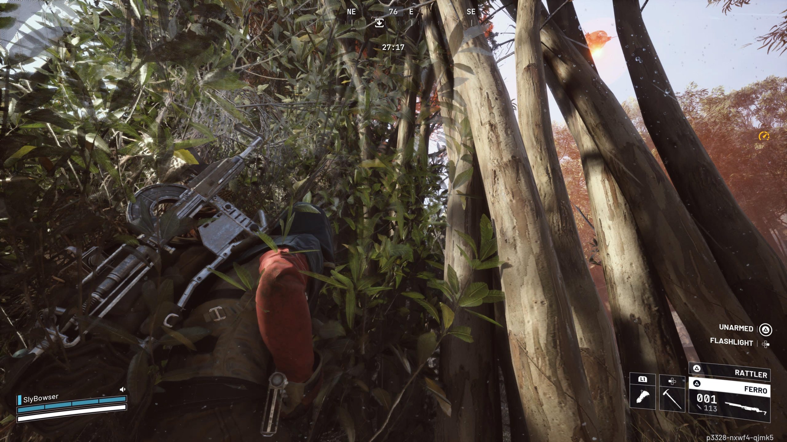 Un personnage d'ARC Raiders se cache dans des buissons.