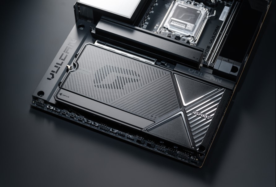 Carte graphique Colorful iGame GeForce installée sur une carte mère Vulkan.