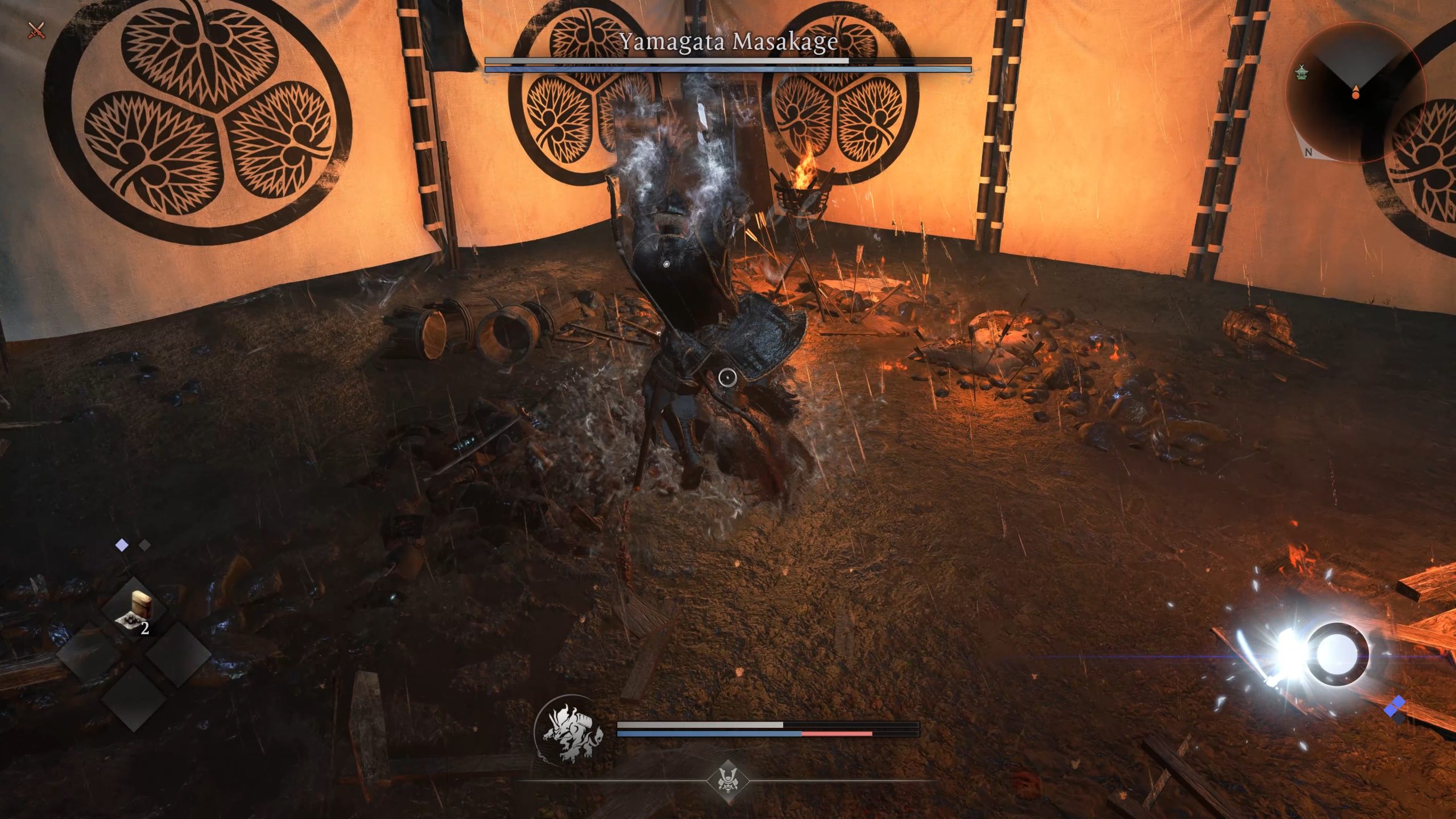 Un personnage dans Nioh 3 se bat contre Yamagata Masakage dans un cadre de jeu samouraï.