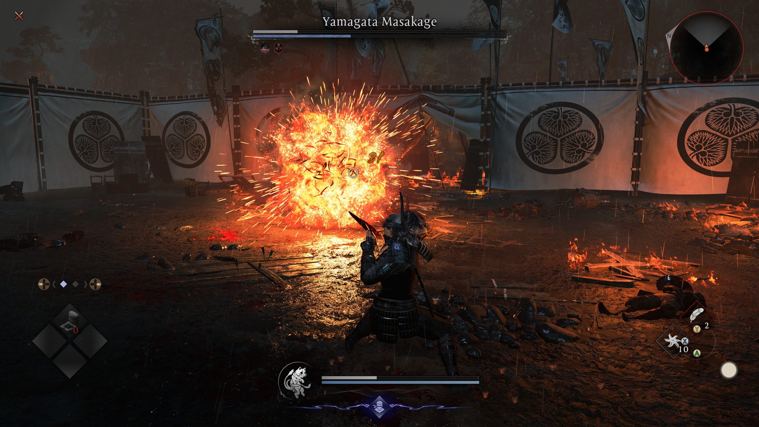 Un personnage dans Nioh 3 en armure combat Yamagata Masakage au milieu d'une explosion.