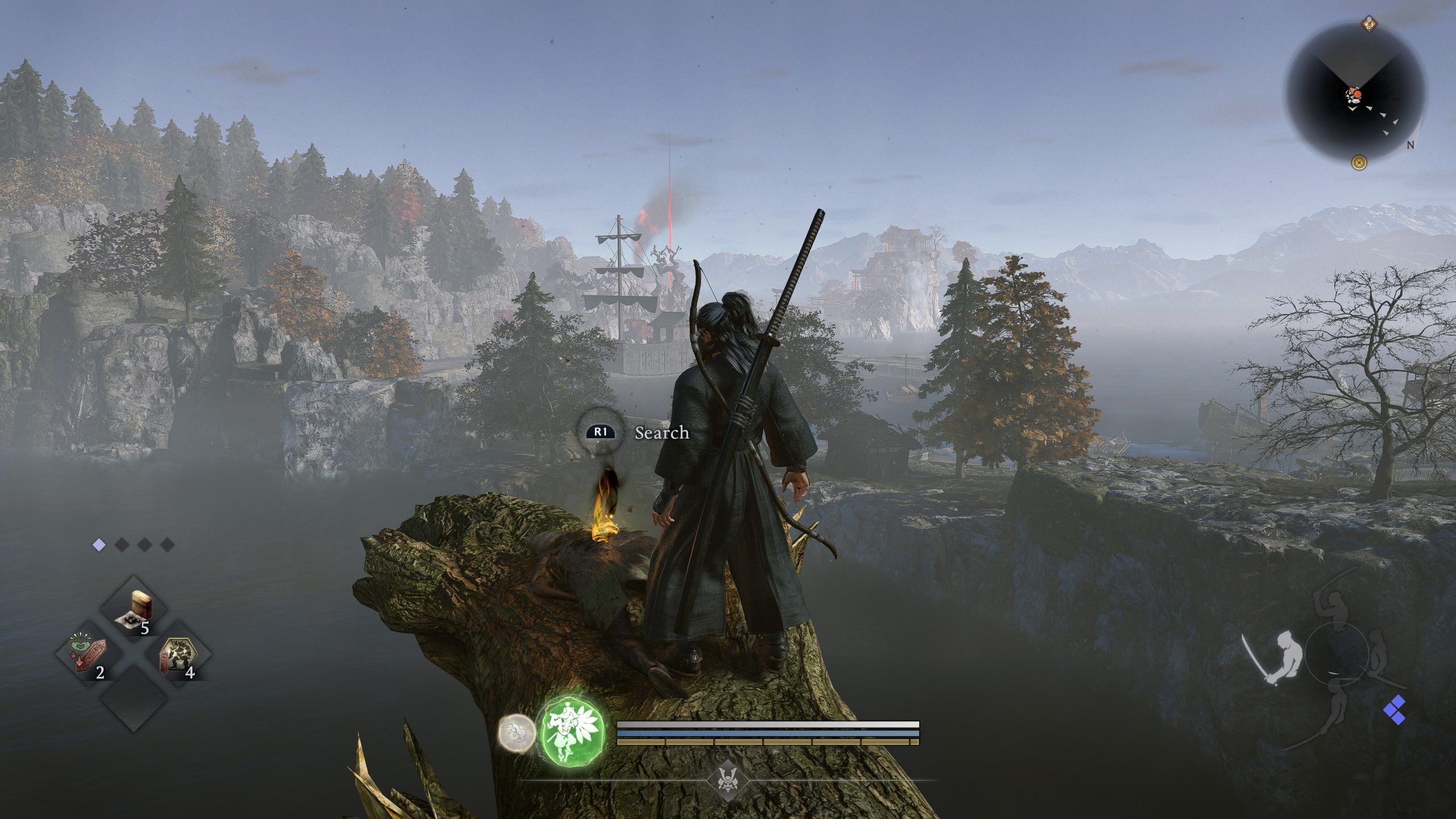 Un personnage de Nioh 3 se tient à côté d'un feu de camp avec le prompt 'R1 Search'