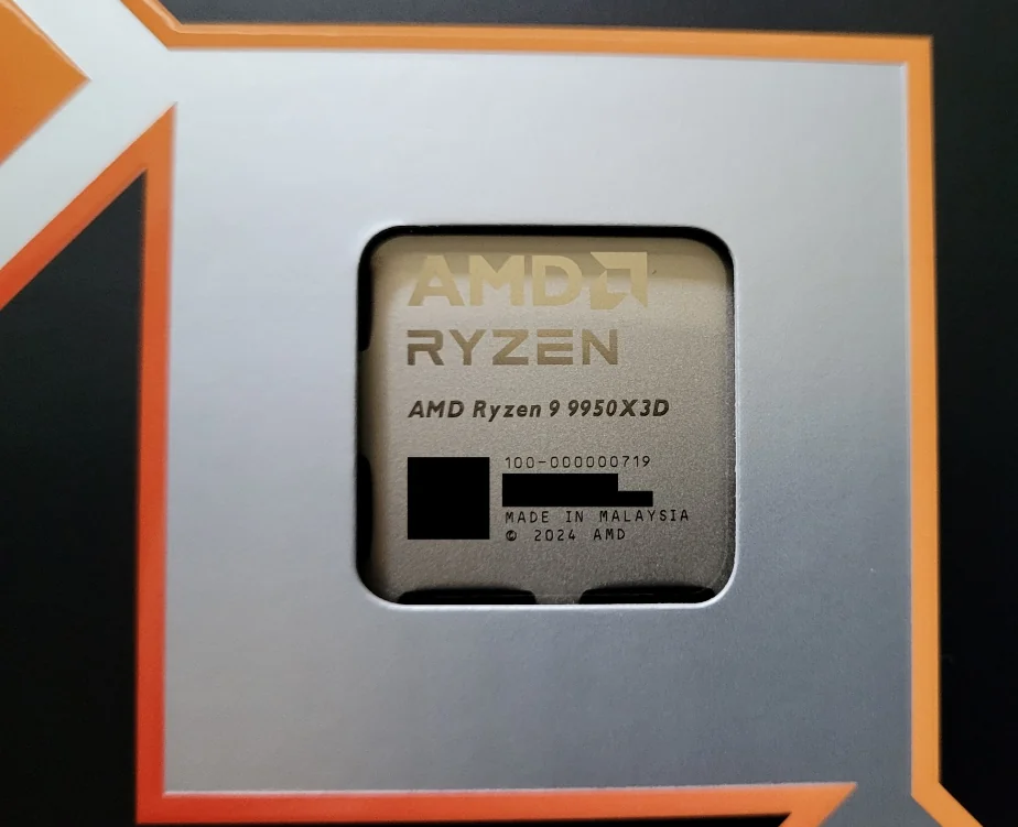 Gros plan sur un processeur AMD Ryzen 9 9950X3D.