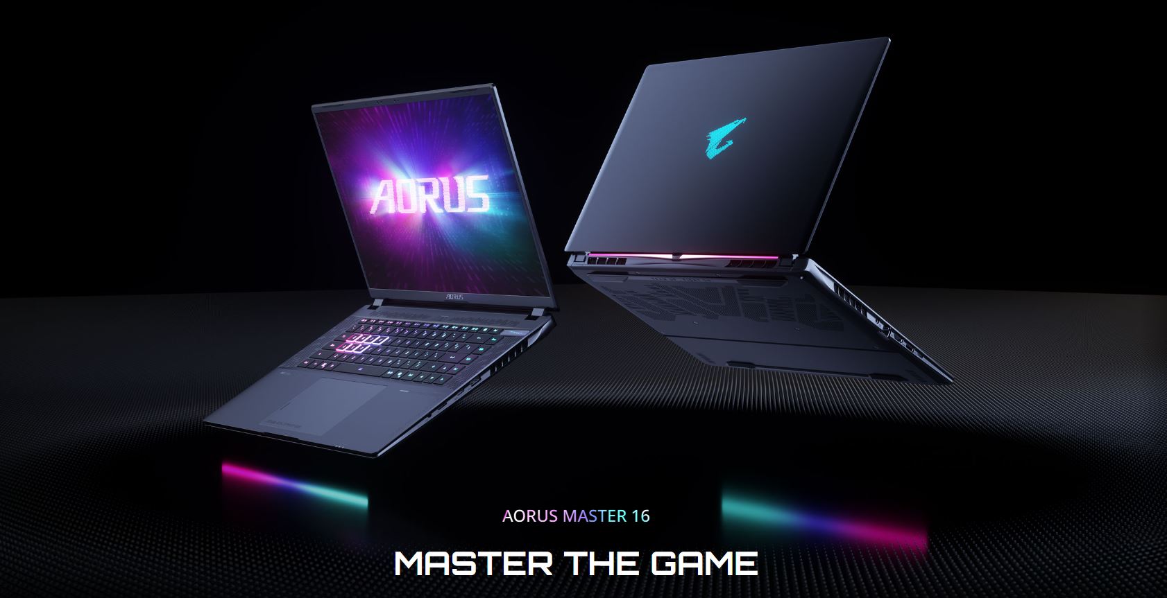 Deux ordinateurs portables AORUS MASTER 16 sont présentés sur une surface sombre.