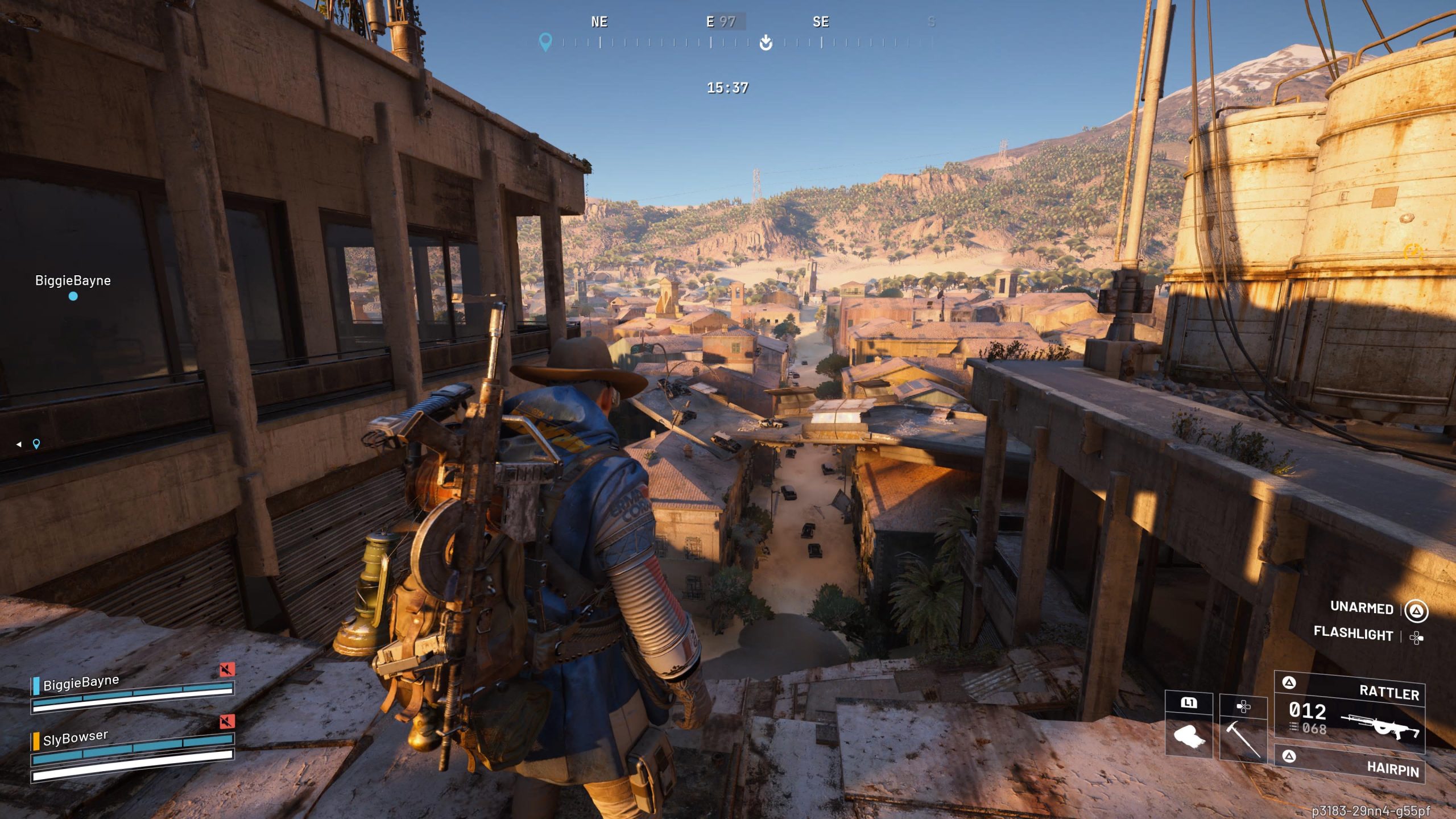 Un personnage nommé BiggieBayne observe une ville désertique dans le jeu 'Redfall'.