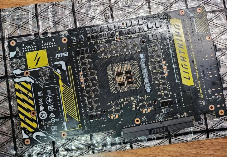 Le PCB d'une carte graphique MSI Lightning exposé dans un emballage antistatique.