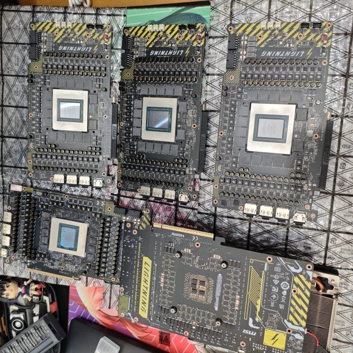 Cartes de circuits imprimés MSI Lightning alignées sur une table.