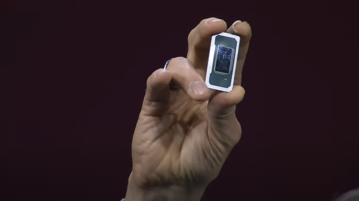 Un gros plan d'une main tenant un processeur Intel Alder Lake-P.