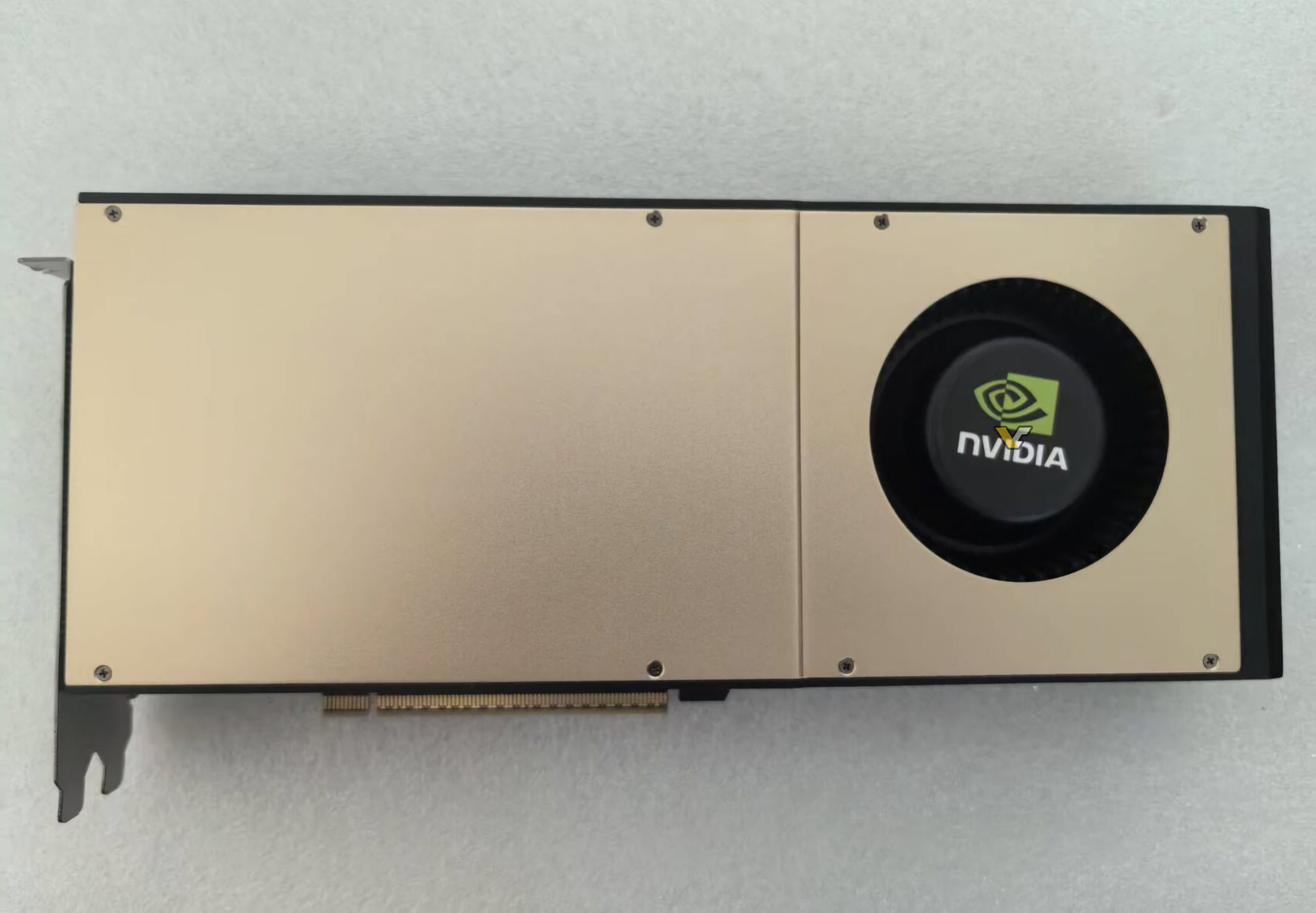 Une carte graphique NVIDIA de couleur or avec un logo proéminent est présentée.