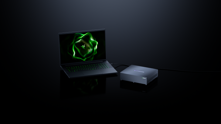 Un ordinateur portable Razer connecté à un dispositif Thunderbolt 5 par Intel.