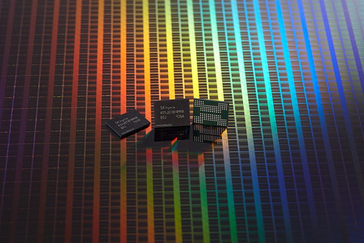 Trois puces de mémoire SK hynix H25G1G8F4MN9R sur un fond coloré de wafer en silicone.