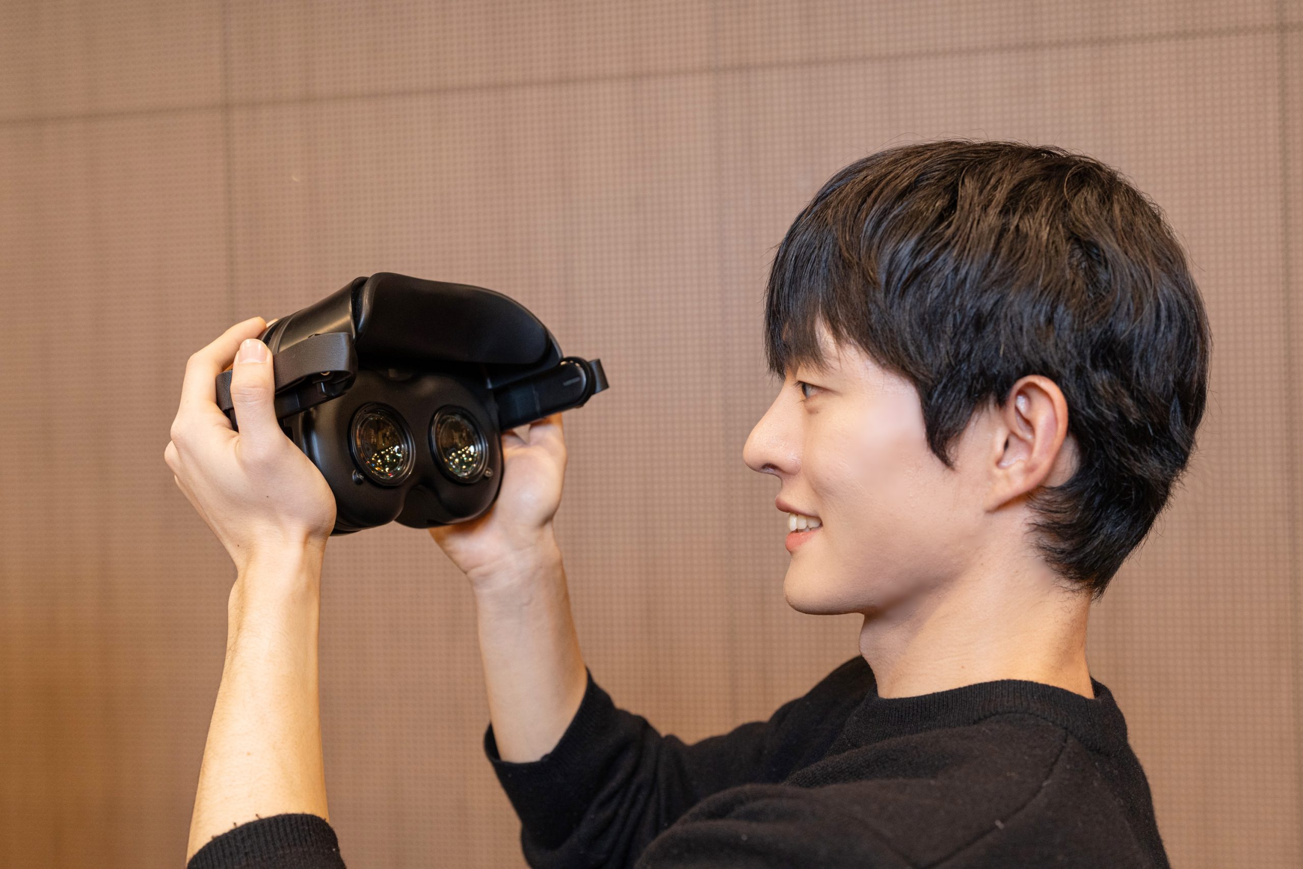 Personne tenant un casque Meta Quest 3.