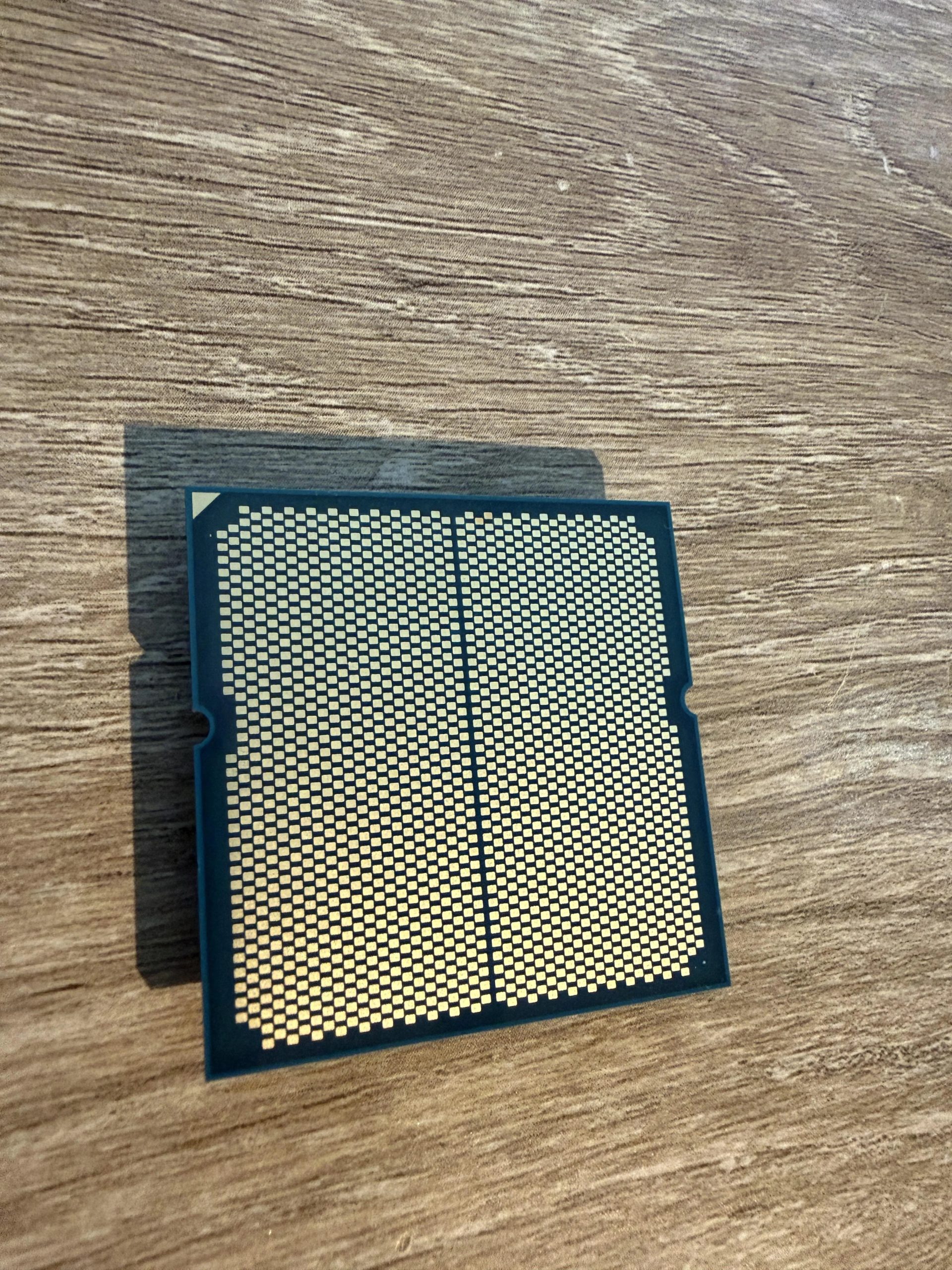 Processeur défectueux sur une surface en bois.