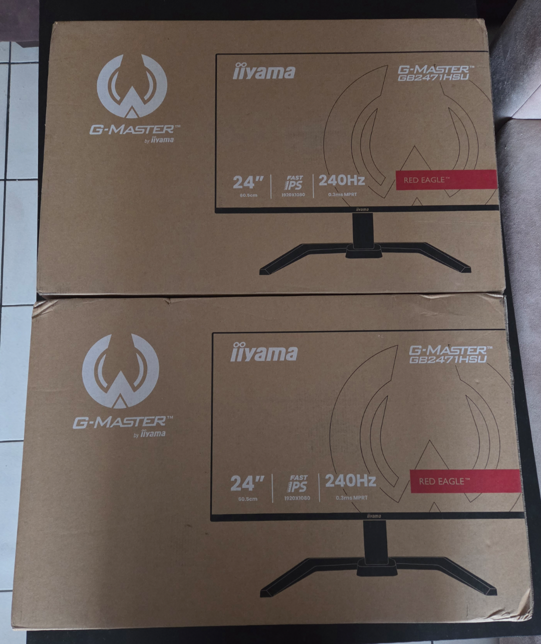 Deux boîtes de moniteurs iiyama G-MASTER GB2471HSU Red Eagle 24 avec spécifications 'FAST IPS' et '240Hz'.