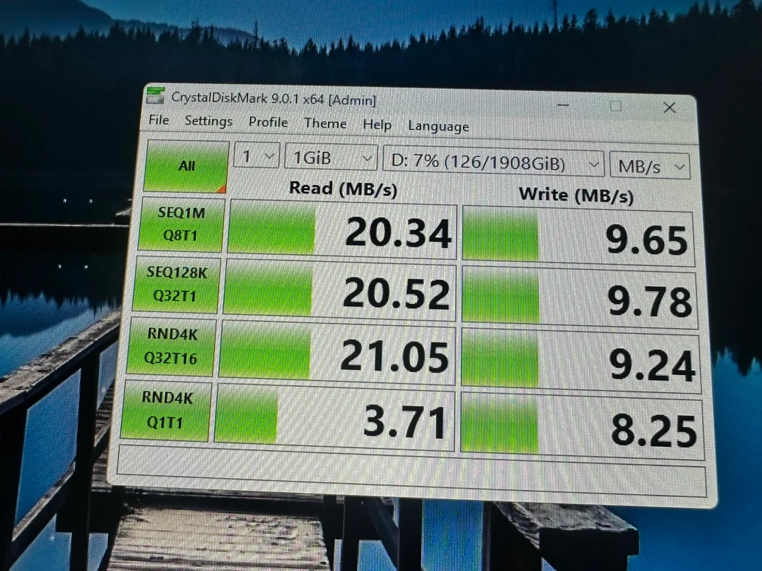 La fenêtre CrystalDiskMark 9.0.1 montrant des vitesses de lecture et d'écriture.