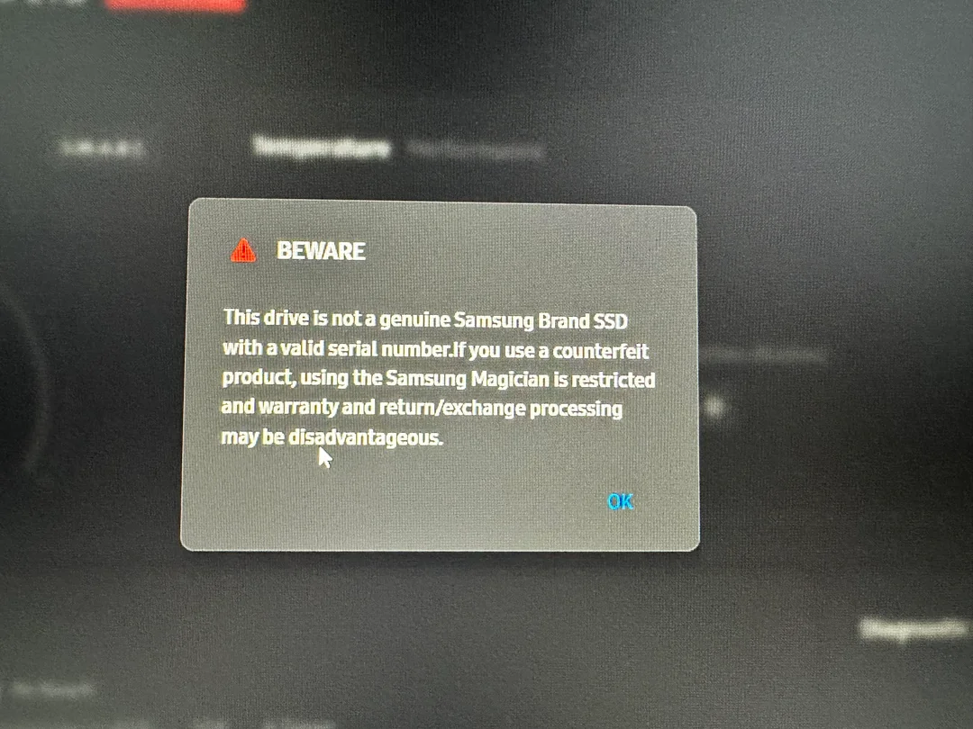 Un message d'avertissement sur un écran indique que le disque n'est pas un vrai SSD Samsung.