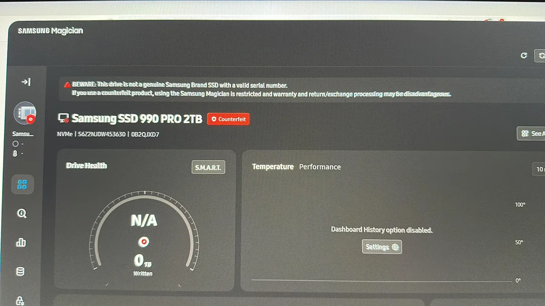 L'interface de Samsung Magician affichant un avertissement sur un SSD contrefait.