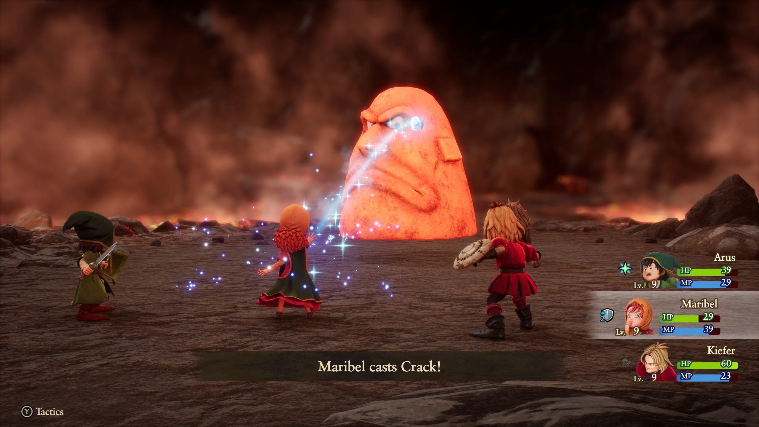 Personnages Arus, Maribel et Kiefer combattent un grand golem dans 'Dragon Quest' pendant que Maribel lance 'Crack'.