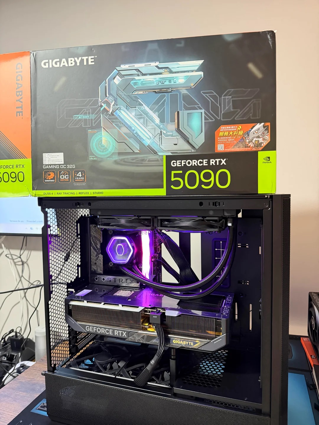 Une carte graphique Gigabyte GeForce RTX 5090 installée dans un boîtier PC.