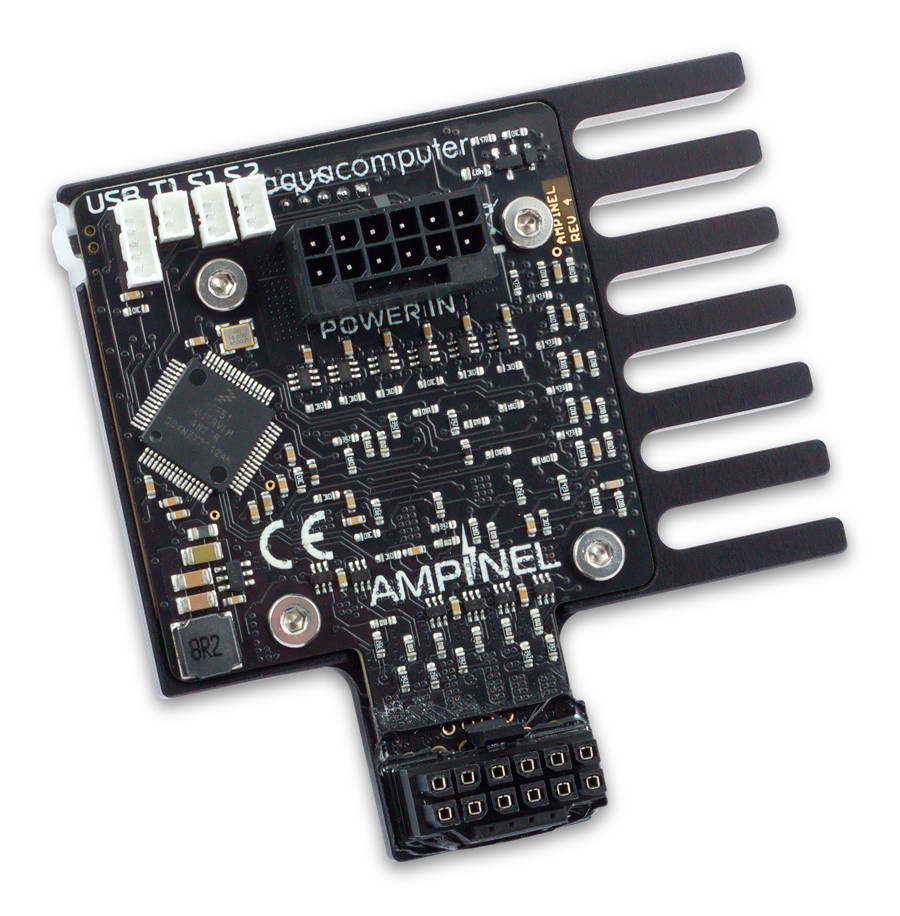 Gros plan d'une carte matérielle Aqua Computer avec l'étiquette 'POWERIN' et la marque 'AMPINEL'.