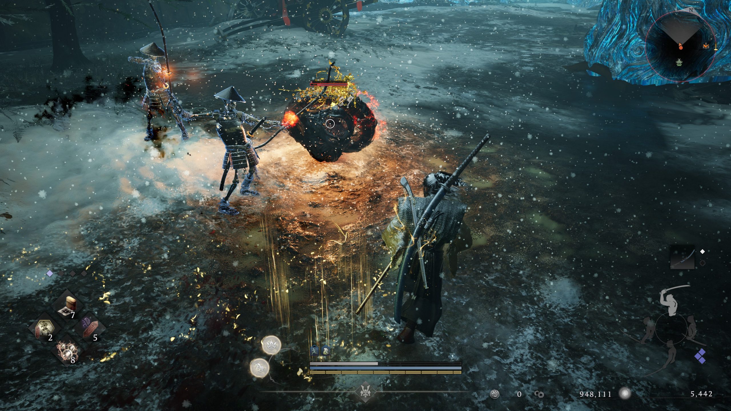 Un personnage en armure de samouraï combat des figures fantomatiques et une créature de feu dans un cadre enneigé