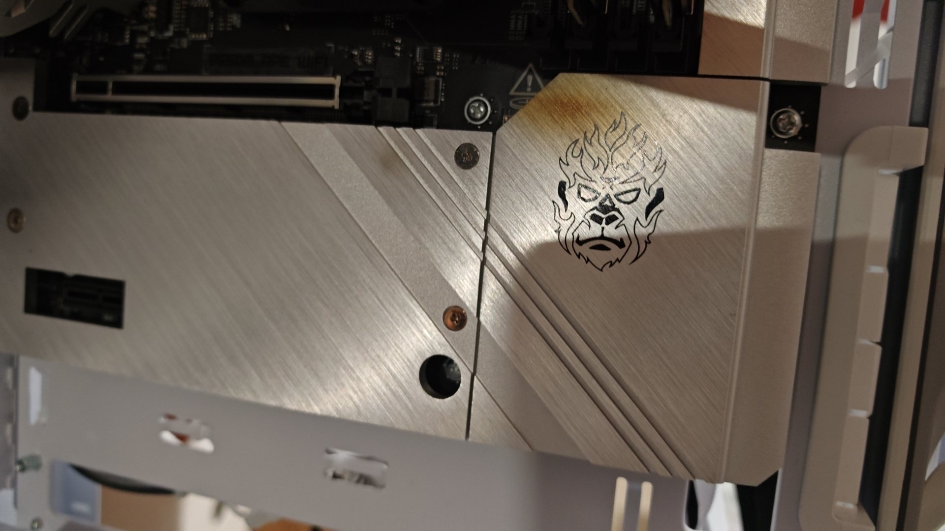 Gros plan sur un panneau de boîtier d'ordinateur avec des marques de brûlure.