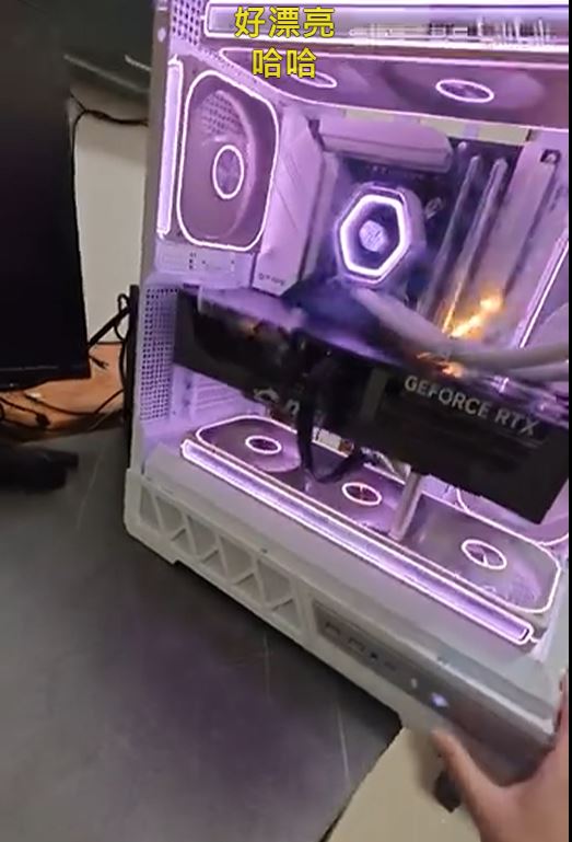 Un PC gamer sur mesure avec éclairage LED violet et carte graphique GeForce RTX.