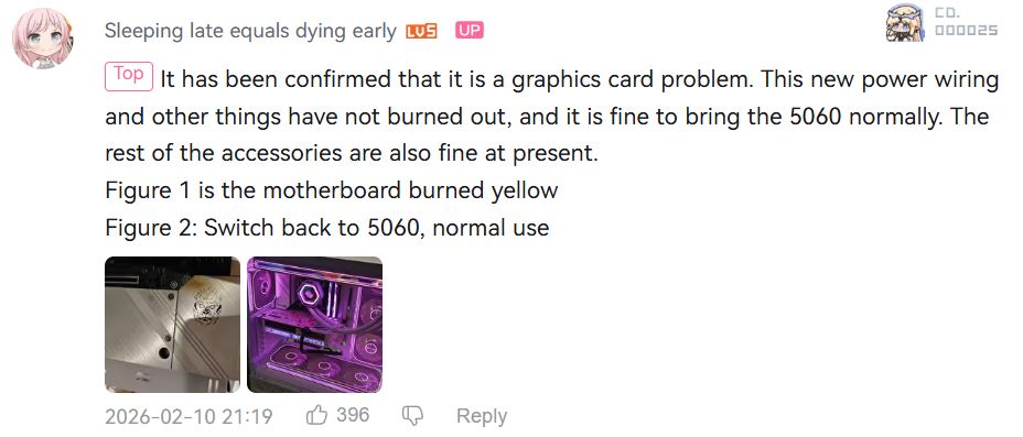 Un intérieur de PC avec système de refroidissement violet illuminé et quelques éléments brûlés.