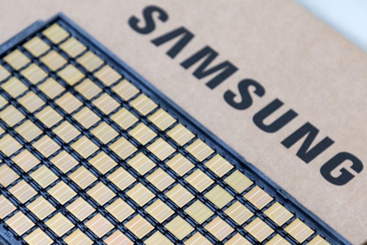Gros plan sur une feuille de Samsung avec des puces semi-conductrices dorées.