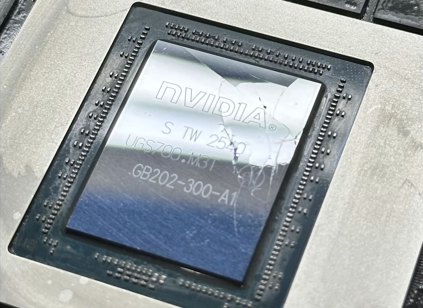 Détail de la puce NVIDIA endommagée