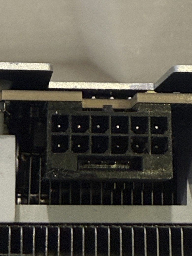 Vue rapprochée d'un connecteur d'alimentation.