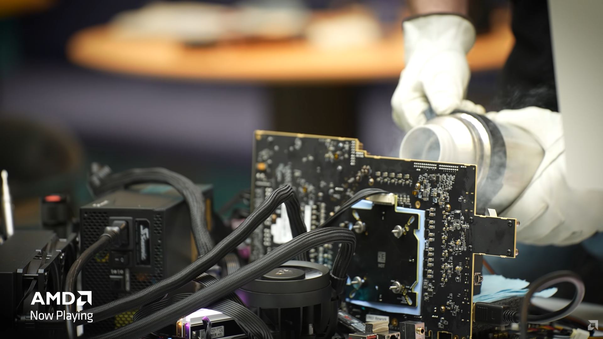 Un individu manipulant de l'azote liquide sur un setup AMD