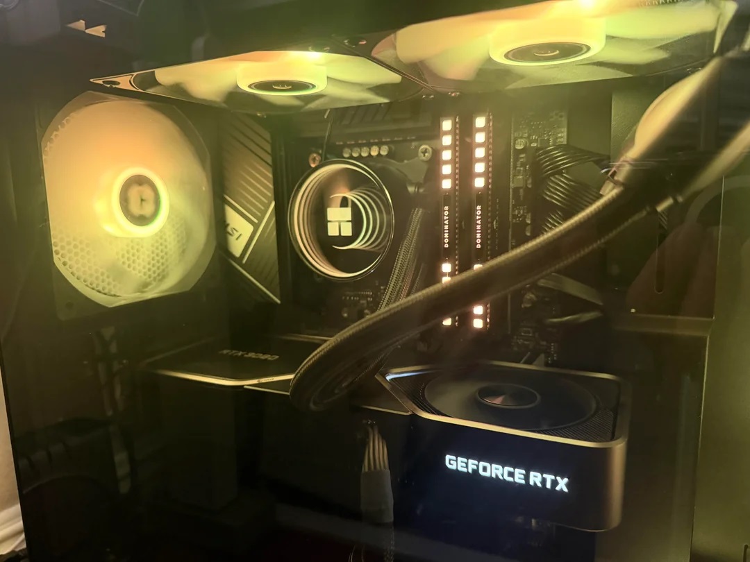 PC de jeu avec carte mère MSI, RAM Corsair Dominator et carte graphique GeForce RTX.