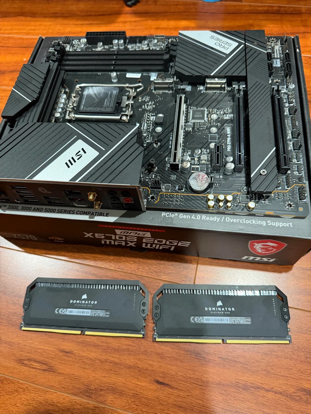 Carte mère MSI MPG X570S Edge Max WiFi avec deux modules RAM Corsair Dominator devant.